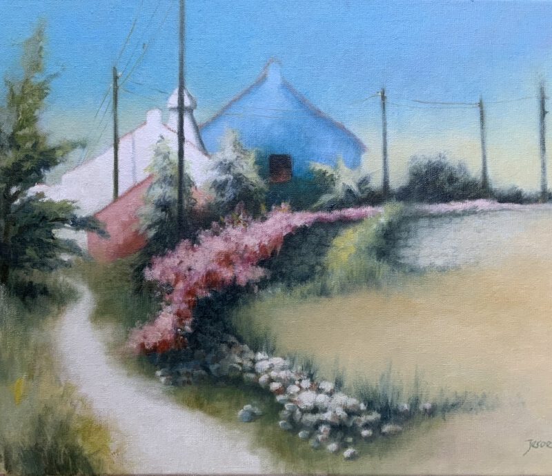 Schilderij van Jeroen Coenders van een zonnig landschap met een blauw en wit huis, een kronkelend zandpad, roze bloemenstruiken en houten palen tegen een helderblauwe lucht.