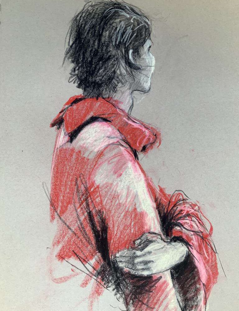 Karakteristieke portretschets van Jeroen Coenders in houtskool en rood krijt van een vrouw genaamd Annette, van opzij gezien met de armen over elkaar.