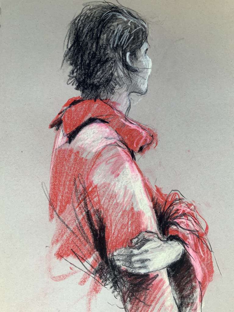 Karakteristieke portretschets van Jeroen Coenders in houtskool en rood krijt van een vrouw genaamd Annette, van opzij gezien met de armen over elkaar.