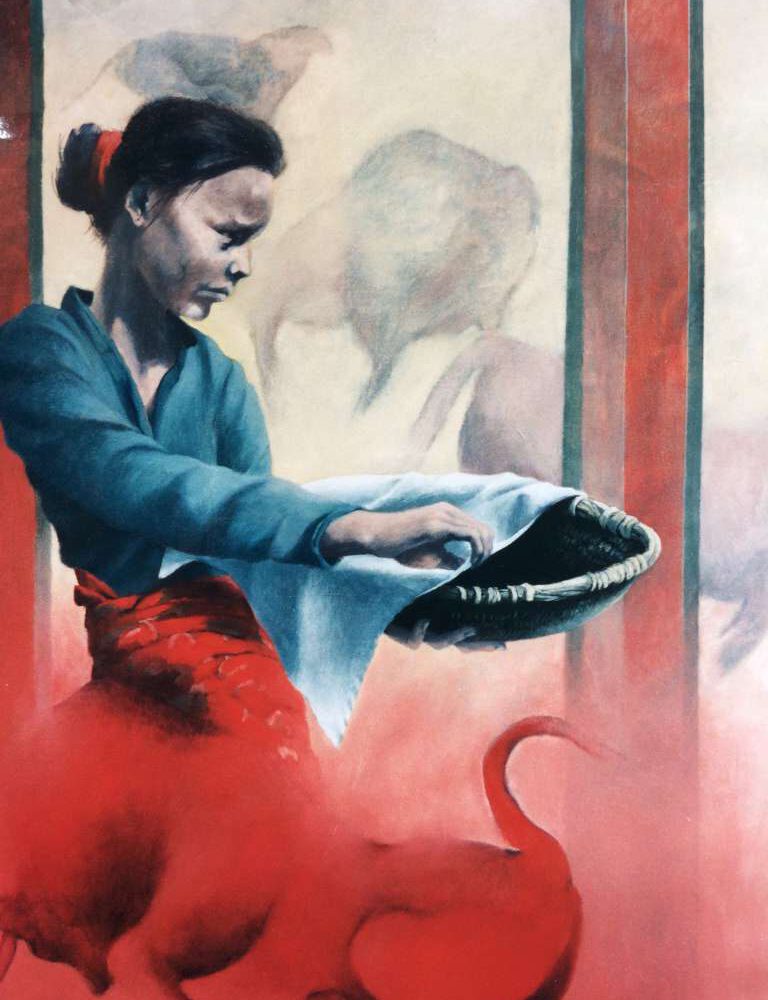 Schilderij van Jeroen Coenders van een Balinese vrouw in blauwe klederdracht die een mand vasthoudt tegen een achtergrond met rode accenten en schimmige dierfiguren.
