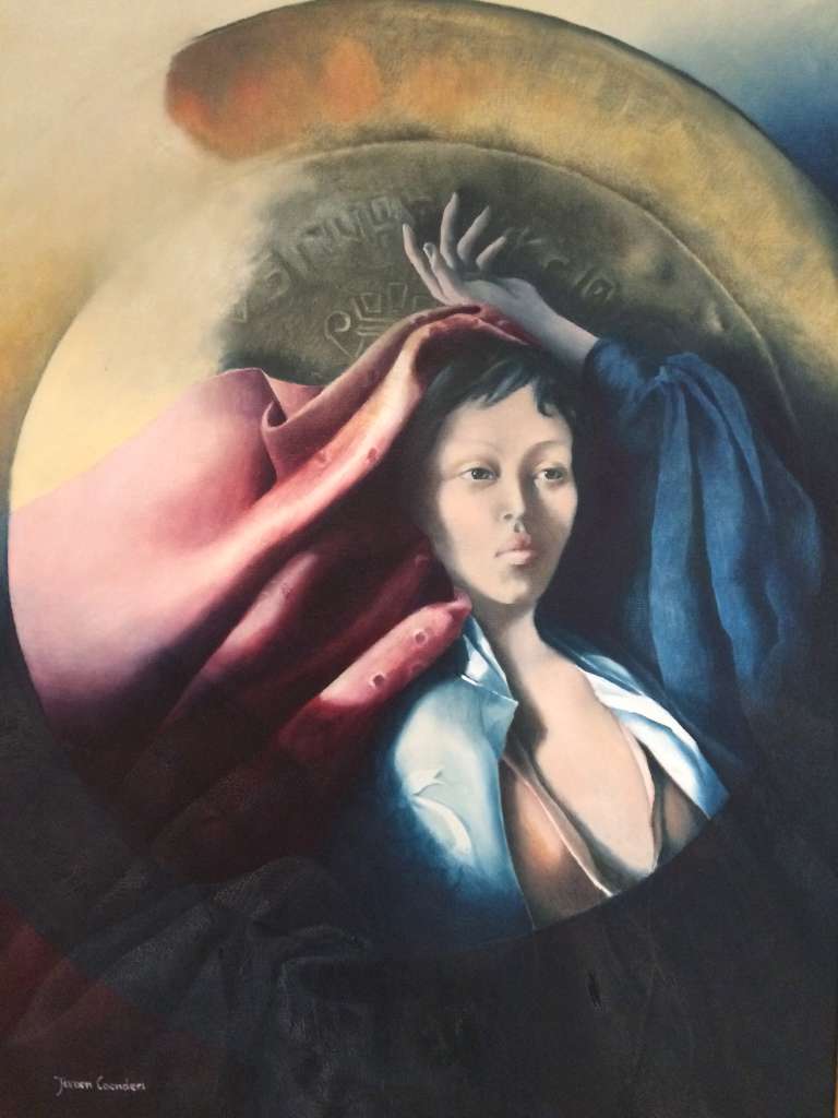 Olieverfschilderij van Jeroen Coenders met een jonge vrouw voor een gouden schijf, gekleed in blauwe en roze draperieën.