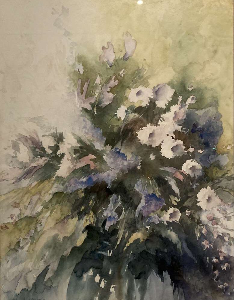 Gelaagd bloemenstilleven in aquarel met zachte witte en blauwe tinten en losse penseelstreken, geschilderd door Jeroen Coenders.