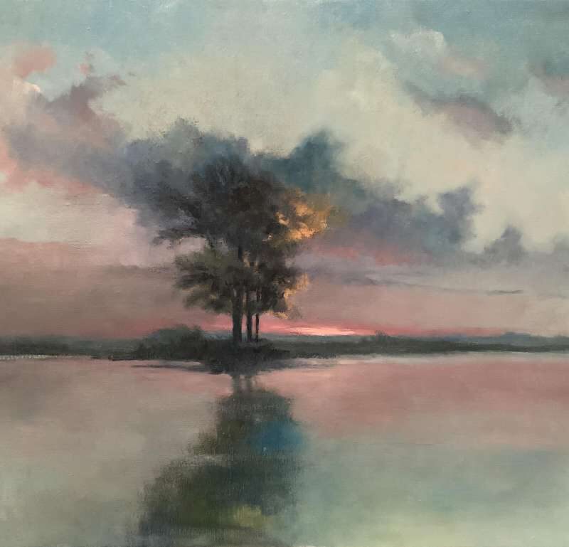 Schilderij van Jeroen Coenders van een boom op een eiland in een glad wateroppervlak tijdens een sfeervolle zonsondergang met roze en grijze wolkenluchten.