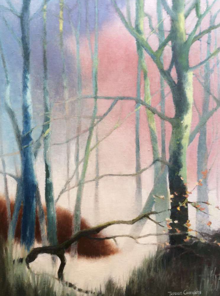 Schilderij van Jeroen Coenders van een dromerig boslandschap met slanke bomen in zachte pasteltinten van roze, blauw en groen, gehuld in een lichte mist.