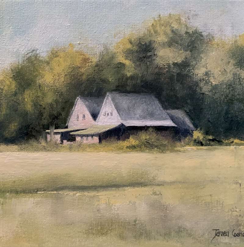 Impressionistisch olieverfschilderij van Jeroen Coenders, getiteld 'Schuur in het Groen', met een karakteristieke grijze schuur verscholen in een dicht bosrand onder een lichte lucht, met op de voorgrond een weids, zonovergoten lichtgroen veld.