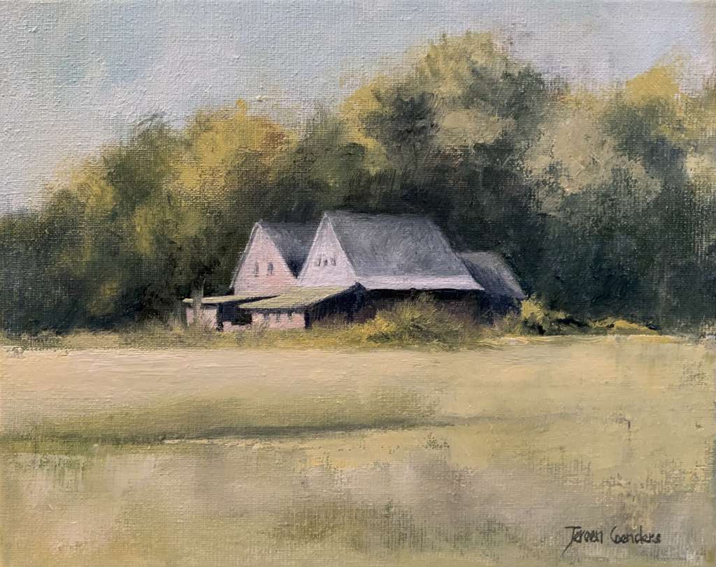 Impressionistisch olieverfschilderij van Jeroen Coenders, getiteld 'Schuur in het Groen', met een karakteristieke grijze schuur verscholen in een dicht bosrand onder een lichte lucht, met op de voorgrond een weids, zonovergoten lichtgroen veld.