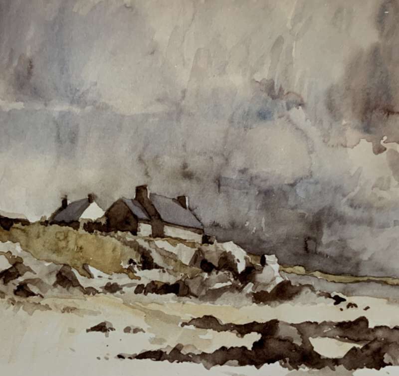 Aquarel van Jeroen Coenders van een ruige kustlijn in Bretagne met stenen huisjes op de rotsen onder een zware, bewolkte lucht.