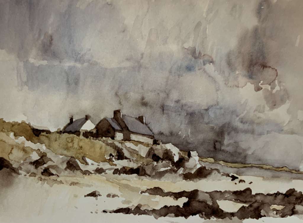 Aquarel van Jeroen Coenders van een ruige kustlijn in Bretagne met stenen huisjes op de rotsen onder een zware, bewolkte lucht.