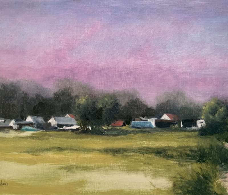Een sfeervol, impressionistisch olieverfschilderij van Jeroen Coenders, getiteld 'Avondlandschap met Huizen'. Het toont een weids groengeel weiland dat overgaat in een cluster van kleine huizen met rode en grijze daken, genesteld voor een donkere rij bomen onder een opvallende, roze-paars getinte bewolkte lucht bij zonsondergang. Rechts op de voorgrond slingert een zandpad. Het werk is rechtsonder gesigneerd.