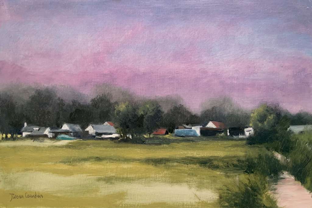 Een sfeervol, impressionistisch olieverfschilderij van Jeroen Coenders, getiteld 'Avondlandschap met Huizen'. Het toont een weids groengeel weiland dat overgaat in een cluster van kleine huizen met rode en grijze daken, genesteld voor een donkere rij bomen onder een opvallende, roze-paars getinte bewolkte lucht bij zonsondergang. Rechts op de voorgrond slingert een zandpad. Het werk is rechtsonder gesigneerd.