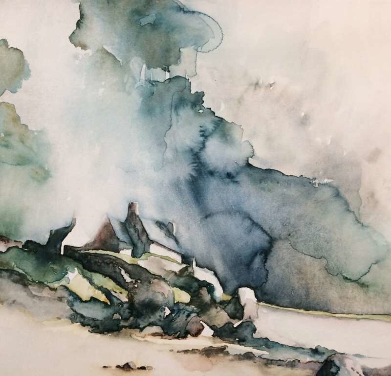 Hier is de SEO-alt-tekst voor dit schilderij: Sfeervolle aquarel van Jeroen Coenders van de Côte Sauvage met een afgelegen huisje op de rotsen onder een zachte, mistige lucht.