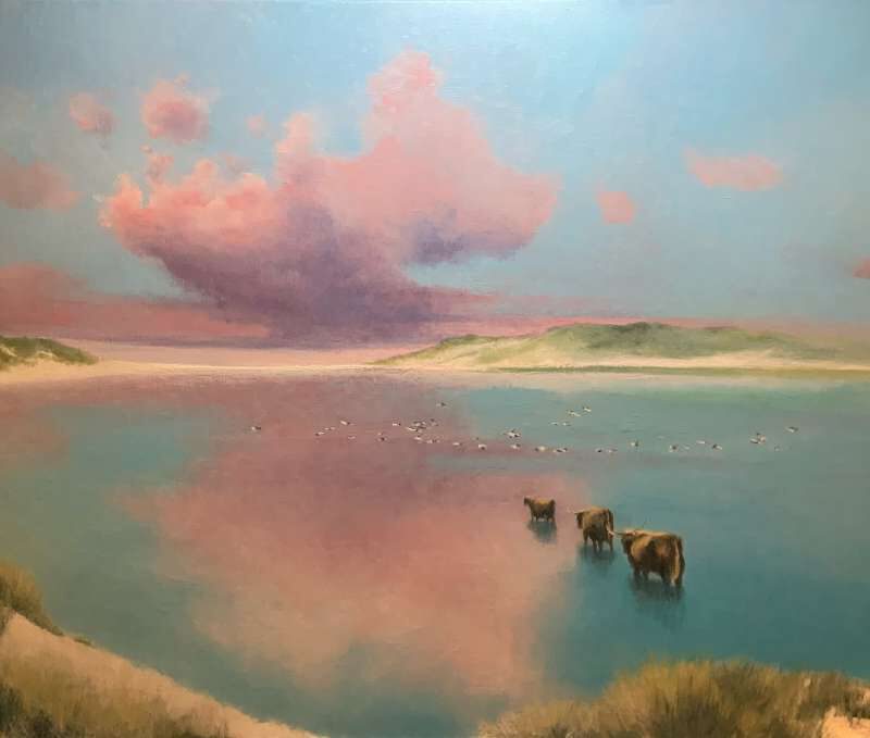 Olieverfschilderij van Jeroen Coenders van Schotse hooglanders in het water bij natuurgebied De Slufter op Texel onder een roze wolkenlucht bij zonsondergang.