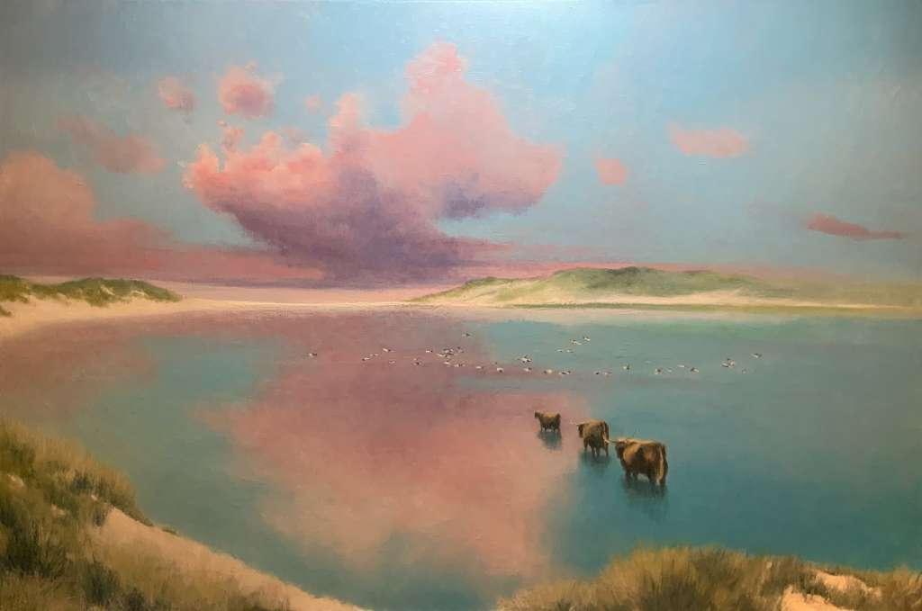 Olieverfschilderij van Jeroen Coenders van Schotse hooglanders in het water bij natuurgebied De Slufter op Texel onder een roze wolkenlucht bij zonsondergang.