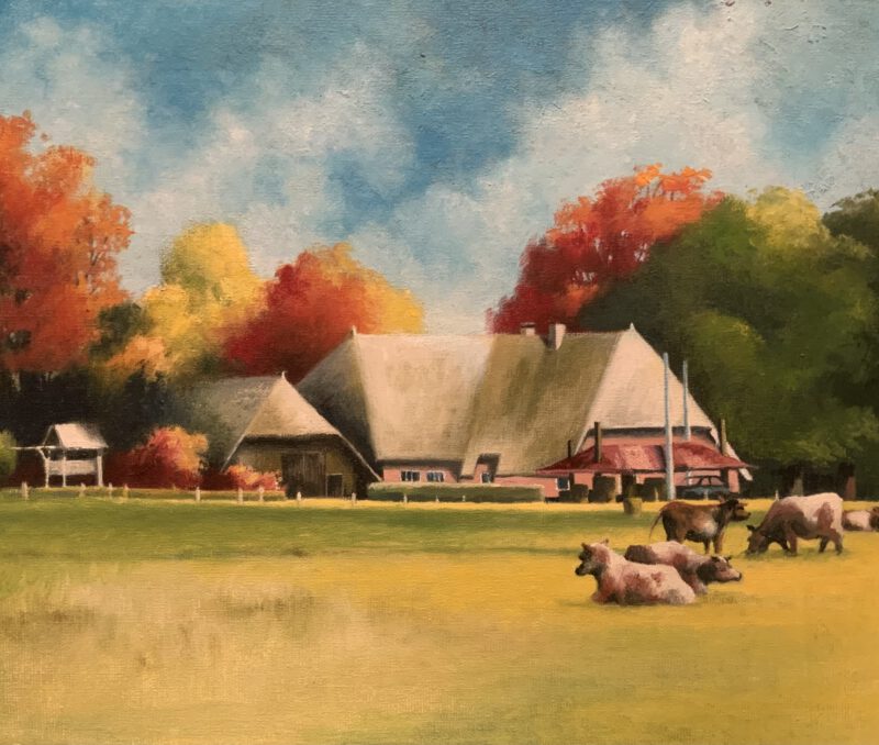 Schilderij van Jeroen Coenders van een klassieke rietgedekte boerderij met grazende en rustende koeien in een weide, omgeven door bomen in herfstkleuren onder een blauwe lucht.