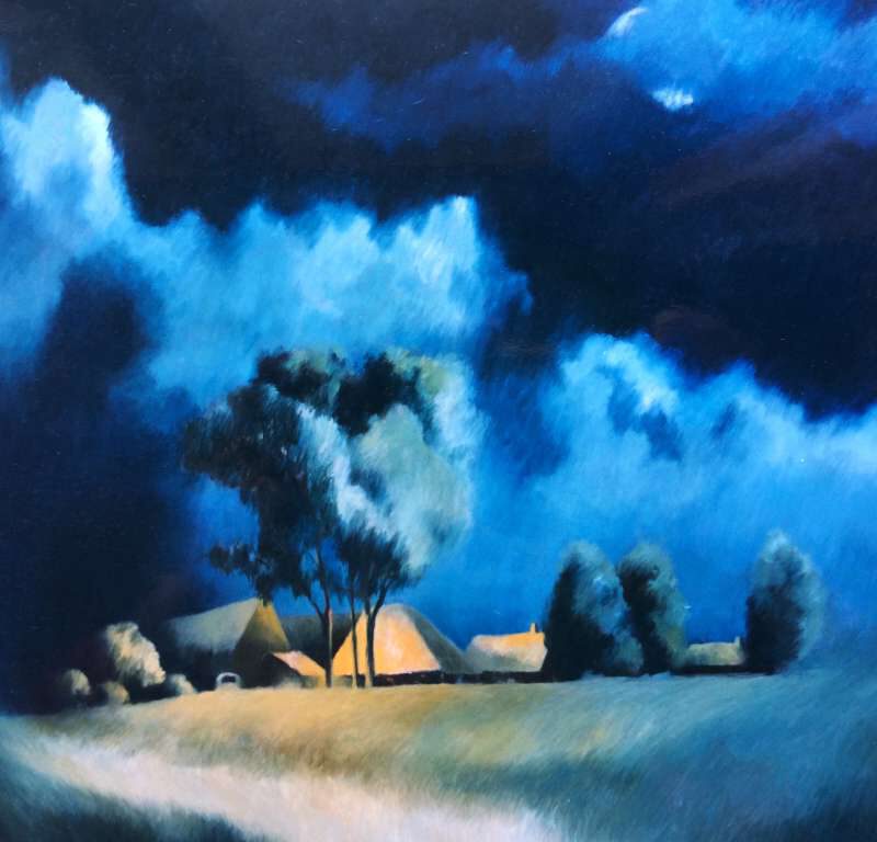 Schilderij van een verlichte boerderij in een nachtelijk landschap onder een dramatische, diepblauwe bewolkte lucht, gemaakt door Jeroen Coenders.