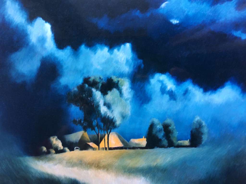 Schilderij van een verlichte boerderij in een nachtelijk landschap onder een dramatische, diepblauwe bewolkte lucht, gemaakt door Jeroen Coenders.