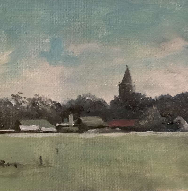 Impressionistisch olieverfschilderij van Jeroen Coenders met een dorpsgezicht, waarbij een kerktoren boven een donkere bomenrij uitsteekt, met op de voorgrond een weids groen veld onder een bewolkte, lichtblauwe lucht.