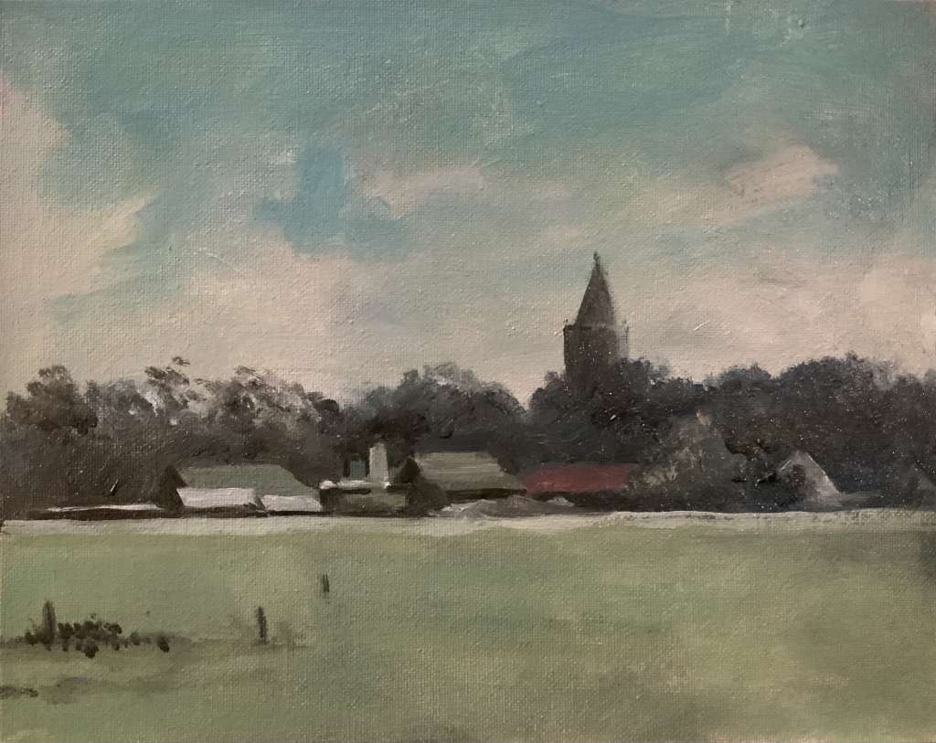 Impressionistisch olieverfschilderij van Jeroen Coenders met een dorpsgezicht, waarbij een kerktoren boven een donkere bomenrij uitsteekt, met op de voorgrond een weids groen veld onder een bewolkte, lichtblauwe lucht.
