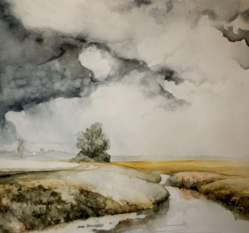 Aquarel van Jeroen Coenders van de Eempolder met een solitaire boom en een kabbelende beek onder een dreigende wolkenlucht.