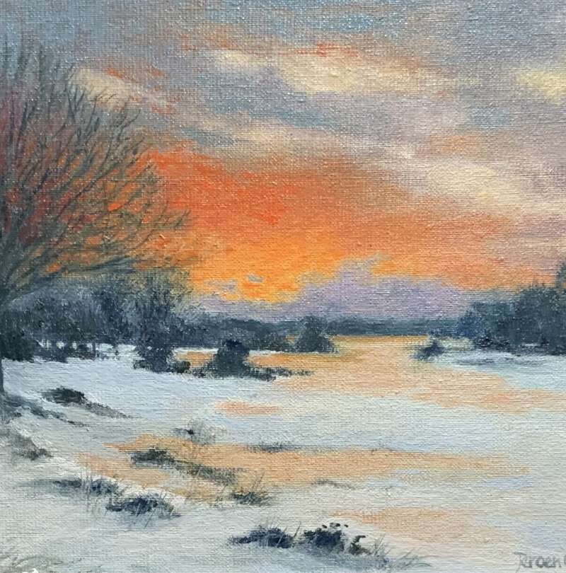 Sfeervol, realistisch olieverfschilderij van Jeroen Coenders, getiteld 'Winters Avondlandschap bij Zonsondergang'. Het werk toont een besneeuwd veld op de voorgrond, met een kale, donkere loofboom aan de linkerzijde en struikgewas. Op de achtergrond is een vlammende, dieporanje zonsondergang te zien, die oranje en roze tinten weerspiegelt op een bevroren water of ijsvlakte. De lucht is gevuld met bewolking. Het schilderij is op canvas geschilderd met zichtbare penseelstreken en is rechtsonder gesigneerd.