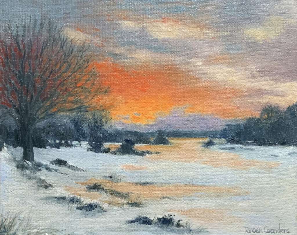 Sfeervol, realistisch olieverfschilderij van Jeroen Coenders, getiteld 'Winters Avondlandschap bij Zonsondergang'. Het werk toont een besneeuwd veld op de voorgrond, met een kale, donkere loofboom aan de linkerzijde en struikgewas. Op de achtergrond is een vlammende, dieporanje zonsondergang te zien, die oranje en roze tinten weerspiegelt op een bevroren water of ijsvlakte. De lucht is gevuld met bewolking. Het schilderij is op canvas geschilderd met zichtbare penseelstreken en is rechtsonder gesigneerd.