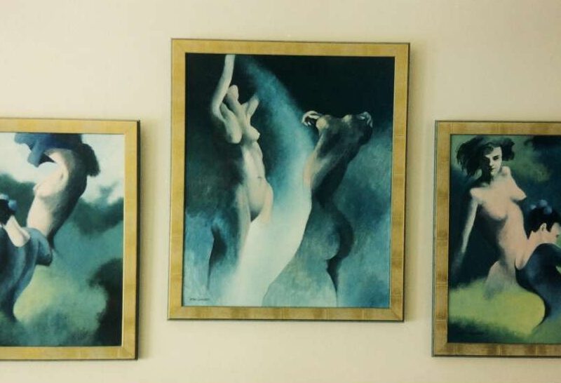 Drieluik van ingelijste schilderijen door Jeroen Coenders met een dynamische weergave van dansende vrouwelijke figuren in een mystieke, groen-blauwe atmosfeer.