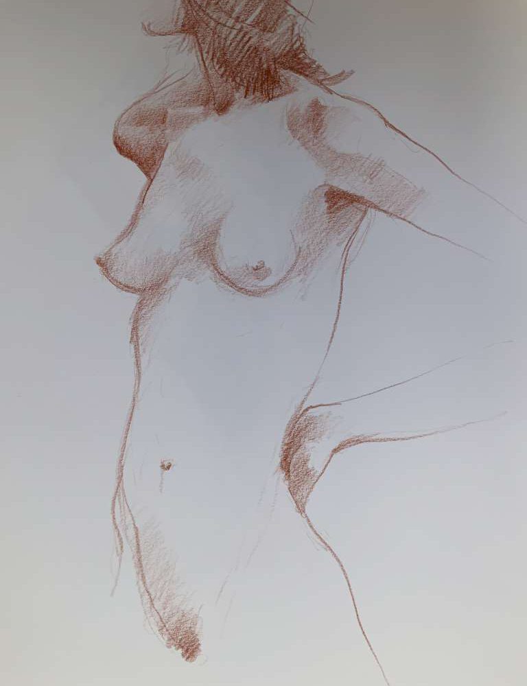 Artistieke roodkrijtschets van Jeroen Coenders met een staande naaktstudie van een vrouw genaamd Floor, afgebeeld met een hand op de heup en een focus op zachte lichtinval.