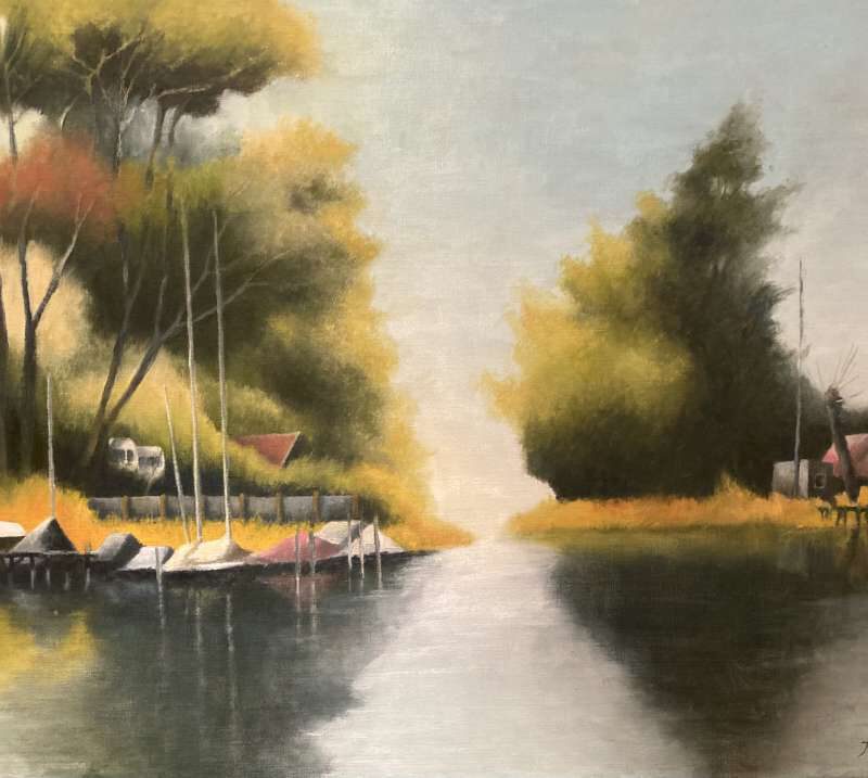 Schilderij van Jeroen Coenders van een waterrijk landschap met zeilboten aan een steiger, omringd door bomen in herfstkleuren en een rustige rivier die naar de horizon leidt.