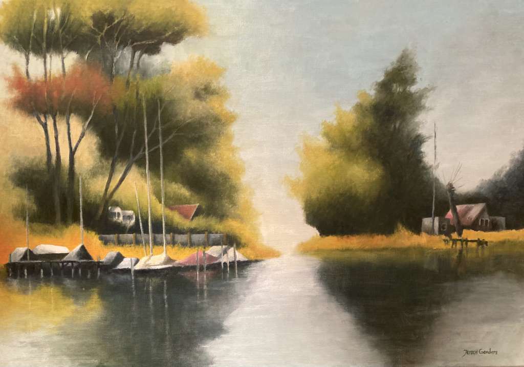 Schilderij van Jeroen Coenders van een waterrijk landschap met zeilboten aan een steiger, omringd door bomen in herfstkleuren en een rustige rivier die naar de horizon leidt.