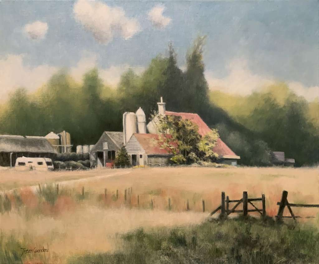 Schilderij van Jeroen Coenders van een landelijke boerderij met silo's en een caravan, gelegen aan een open veld met een houten hekwerk onder een lichtbewolkte zomerlucht.