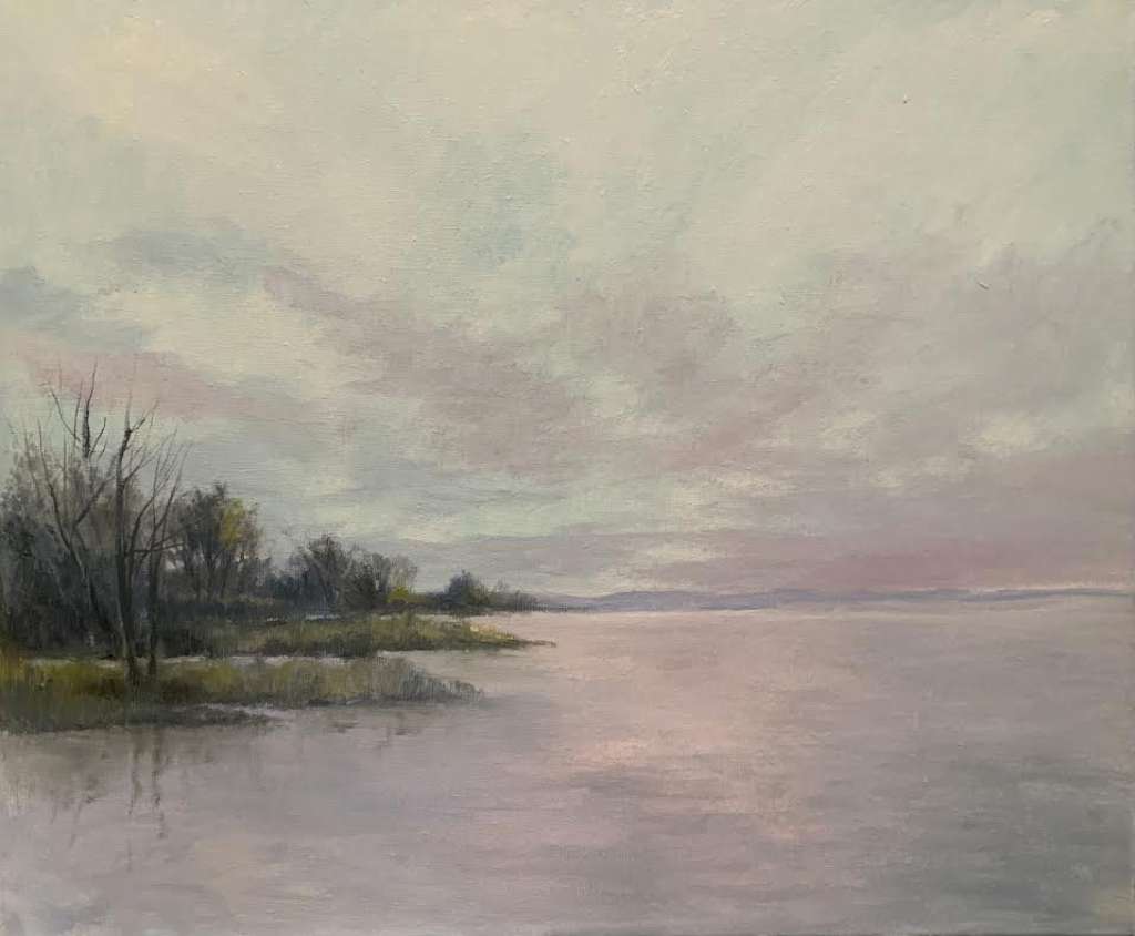 Schilderij van Jeroen Coenders van een weids waterlandschap met kale bomen aan de oever onder een verstilde, grijs-roze bewolkte lucht.