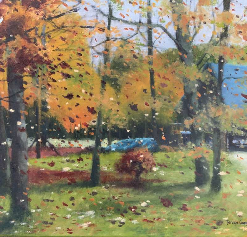Impressionistisch schilderij van een herfstlandschap met dwarrelende oranje bladeren, bomen en een schuur in de achtergrond, gemaakt door Jeroen Coenders.
