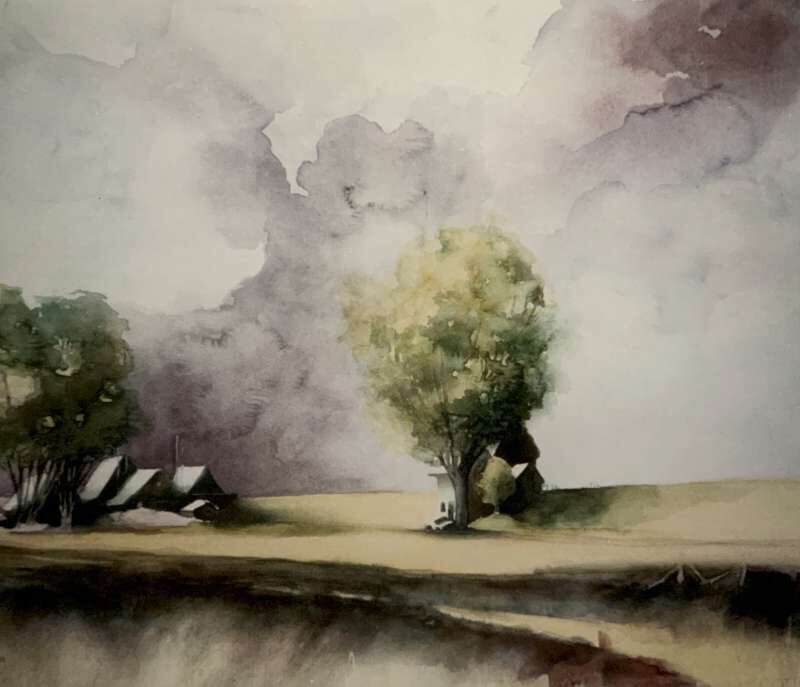 Aquarel van Jeroen Coenders met huizen achter de dijk en een markante boom onder een dramatische, bewolkte lucht.