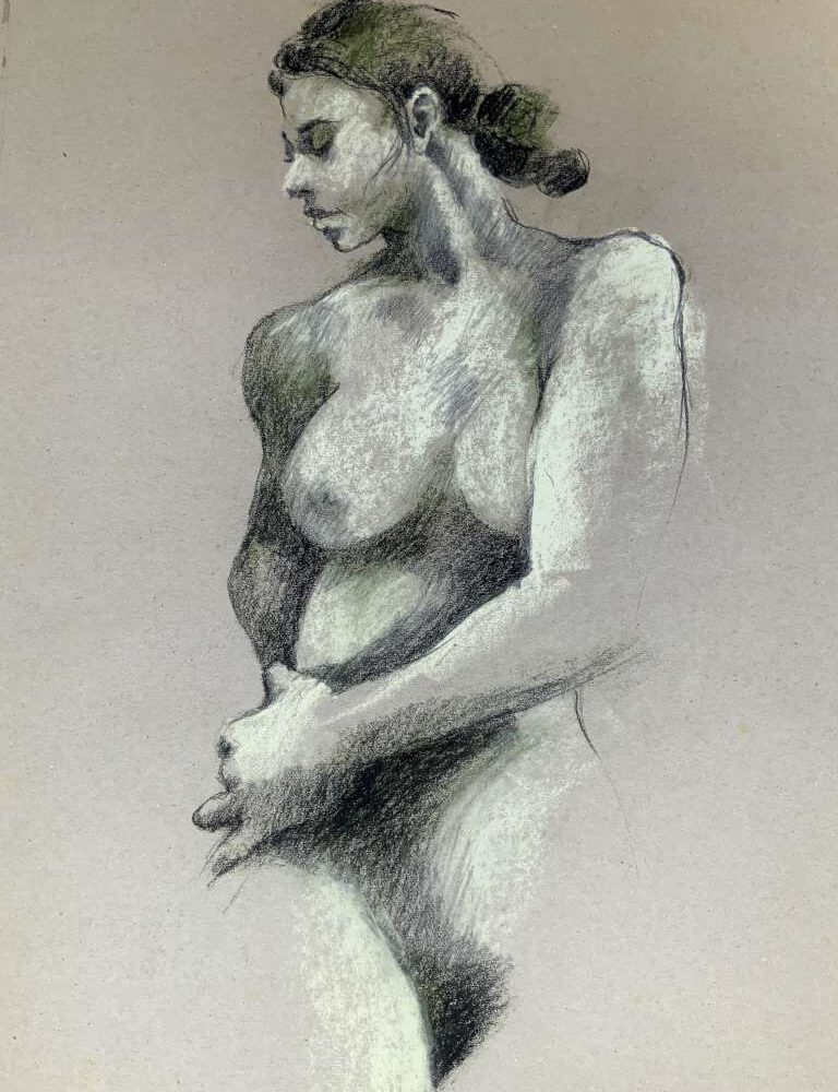 Artistieke houtskool- en krijtschets van Jeroen Coenders met een naaktportret van een vrouw genaamd Jeane, van opzij afgebeeld met gevouwen handen en een subtiele lichtinval.