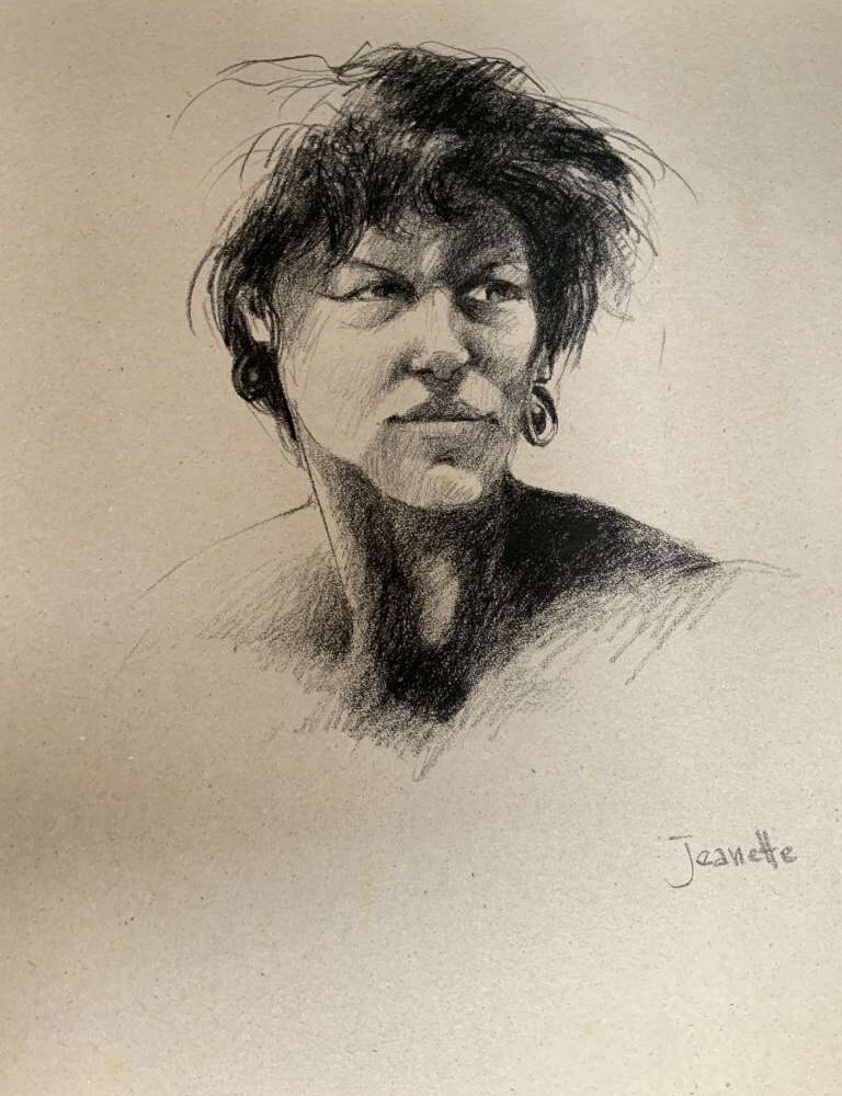 Krachtige houtskoolschets van Jeroen Coenders met een frontaal portret van een vrouw genaamd Jeanette, met een sprekende blik en opvallende oorringen.