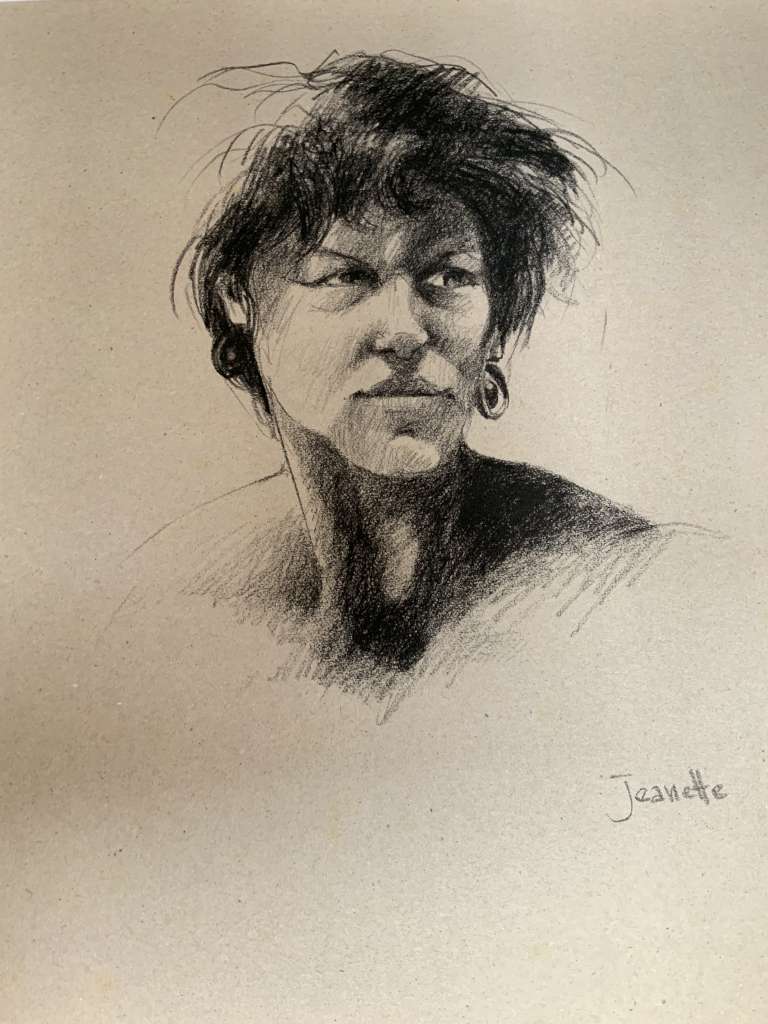 Krachtige houtskoolschets van Jeroen Coenders met een frontaal portret van een vrouw genaamd Jeanette, met een sprekende blik en opvallende oorringen.