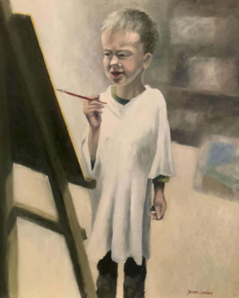 Portretschilderij 'Jens' door Jeroen Coenders van een jonge jongen met een schilderspenseel voor een ezel, uitgevoerd in een realistische stijl met zachte lichtval.