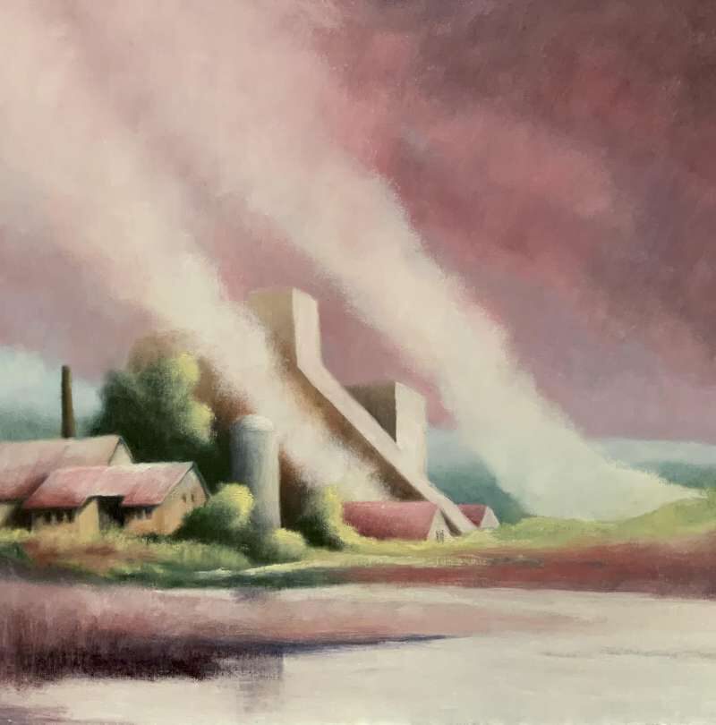 Schilderij van Jeroen Coenders van een industrieel complex of boerderij met silo's aan het water, beschenen door dramatische lichtstralen die door een donkere, paarsachtige bewolking breken.