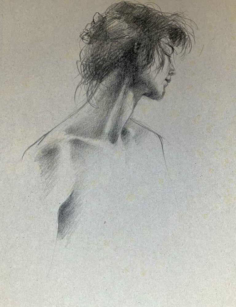 Verfijnde houtskool- of potloodschets van Jeroen Coenders met een elegant portret van een vrouw genaamd Larissa, van opzij gezien met een focus op de contouren van haar hals en haar.