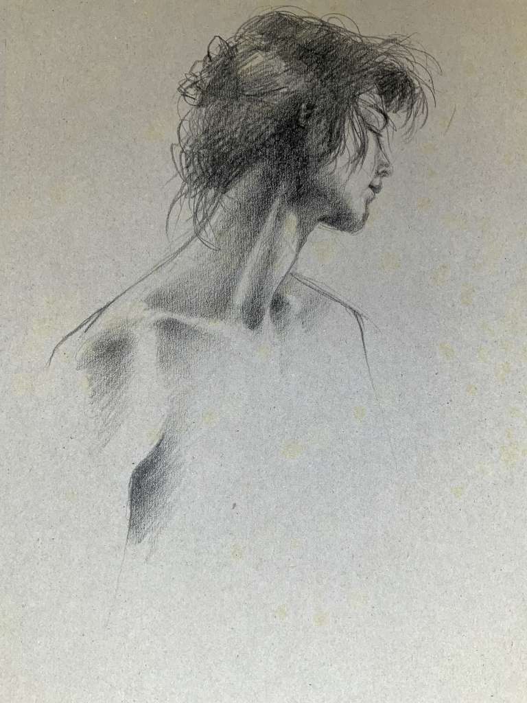Verfijnde houtskool- of potloodschets van Jeroen Coenders met een elegant portret van een vrouw genaamd Larissa, van opzij gezien met een focus op de contouren van haar hals en haar.