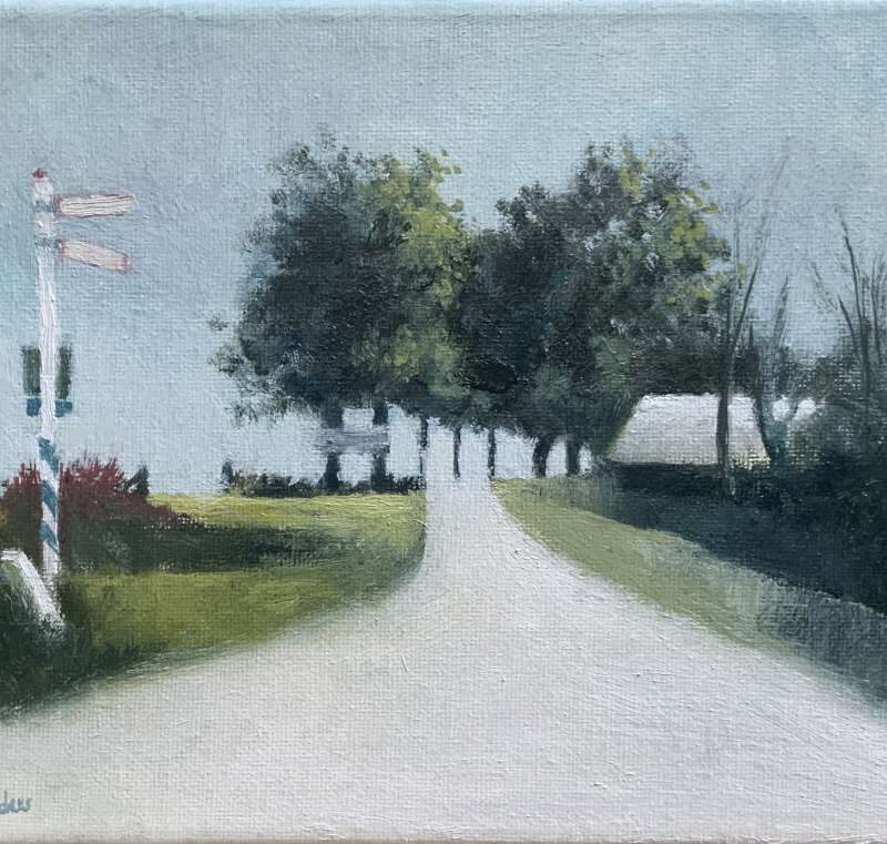 Impressionistisch landschapsschilderij in olieverf door Jeroen Coenders, met een wit zandpad dat naar een bomenrij leidt, geflankeerd door een karakteristieke wit-blauw gestreepte wegwijzer aan de linkerzijde onder een heldere, lichtblauwe lucht.