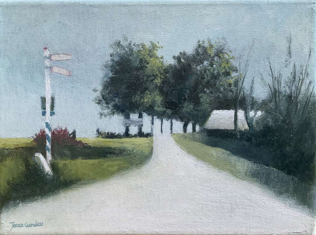 Impressionistisch landschapsschilderij in olieverf door Jeroen Coenders, met een wit zandpad dat naar een bomenrij leidt, geflankeerd door een karakteristieke wit-blauw gestreepte wegwijzer aan de linkerzijde onder een heldere, lichtblauwe lucht.