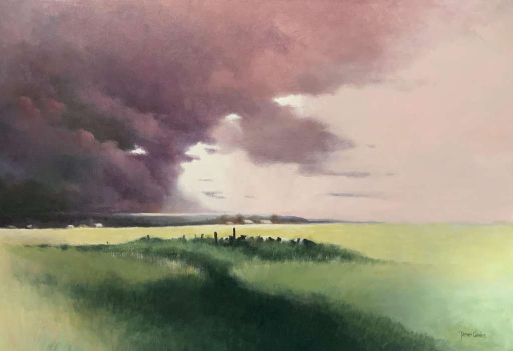 Schilderij van Jeroen Coenders van een weids groen polderlandschap met een houten hekwerk onder een dreigende, paars-roze wolkenlucht.