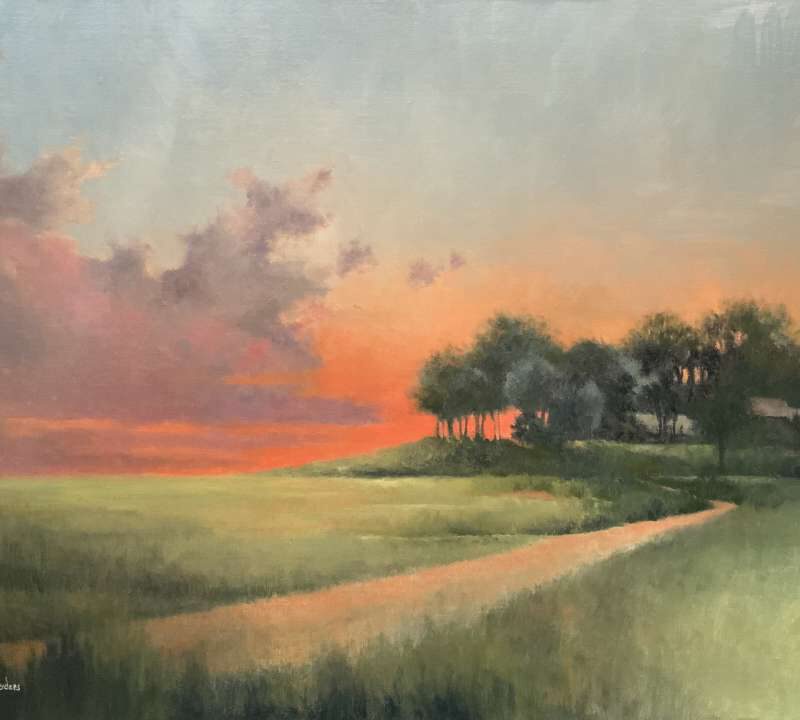 Schilderij van Jeroen Coenders van een polderlandschap met een zandpad, een boerderij en een rij bomen tegen een vlammende rode zonsondergang onder een bewolkte lucht.