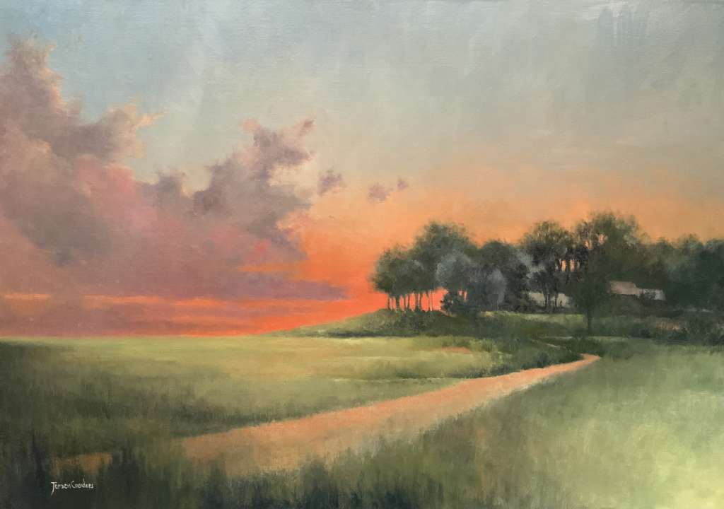 Schilderij van Jeroen Coenders van een polderlandschap met een zandpad, een boerderij en een rij bomen tegen een vlammende rode zonsondergang onder een bewolkte lucht.