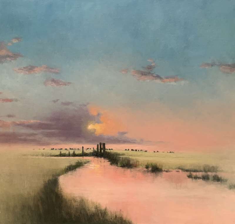 Schilderij van Jeroen Coenders van een uitgestrekt polderlandschap met een slingerende watergang die de roze en oranje tinten van de ondergaande zon reflecteert onder een weidse lucht.