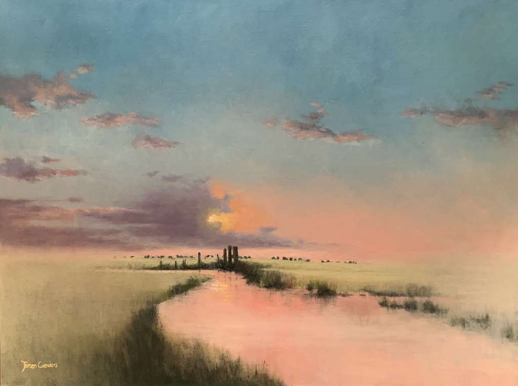 Schilderij van Jeroen Coenders van een uitgestrekt polderlandschap met een slingerende watergang die de roze en oranje tinten van de ondergaande zon reflecteert onder een weidse lucht.