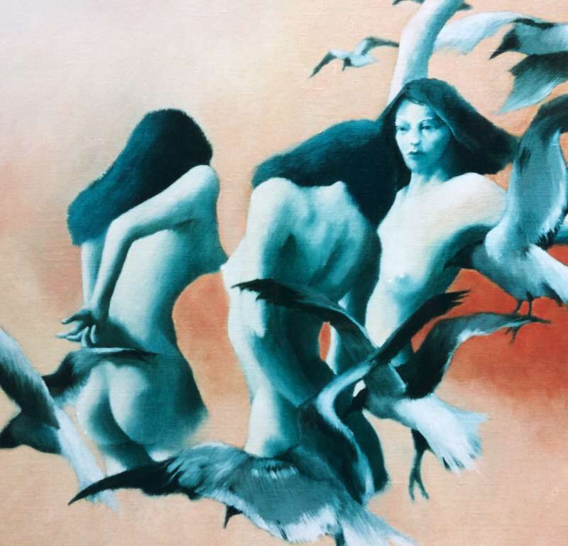 Schilderij 'Meeuwen' door Jeroen Coenders met een dynamische gelaagdheid van vrouwelijke naakten en vliegende meeuwen in blauw- en oranjetinten.