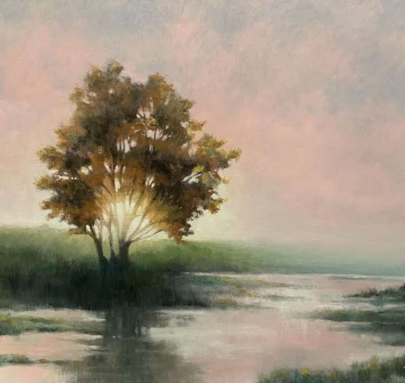 Schilderij van Jeroen Coenders van een boom met herfstbladeren bij een waterpartij in een weiland onder een zachte roze-grijze lucht.