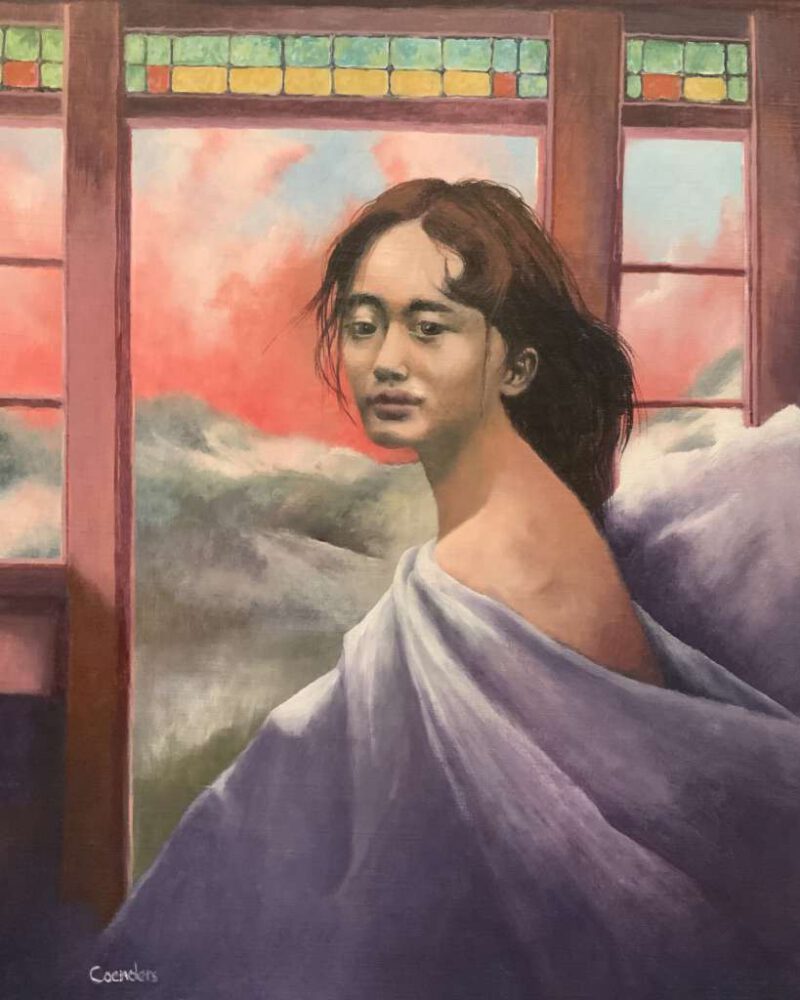 Figuratief schilderij door Jeroen Coenders van een jonge vrouw gehuld in een paars laken, poserend voor een raam met uitzicht op een dromerige rode lucht en bergen.